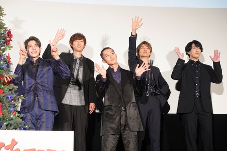 左からラウール、阿部亮平、岩本照、向井康二、宮舘涼太。