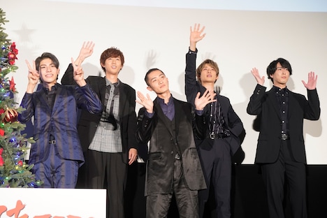 左からラウール、阿部亮平、岩本照、向井康二、宮舘涼太。