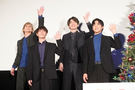 左から佐久間大介、渡辺翔太、深澤辰哉、目黒蓮。