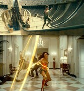「ワンダーウーマン 1984」の場面写真を組み合わせたもの。