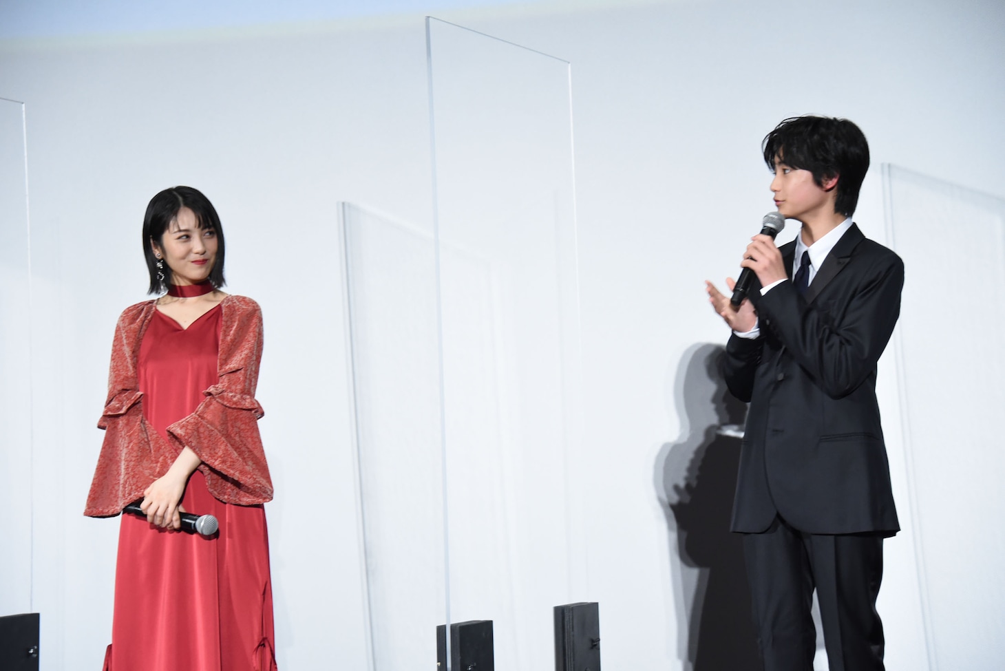 城桧吏（右）から「お姉ちゃんみたいな存在」と言われ、ほほえむ浜辺美波（左）。