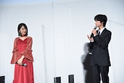 城桧吏(右)から「お姉ちゃんみたいな存在」と言われ、ほほえむ浜辺美波(左)。