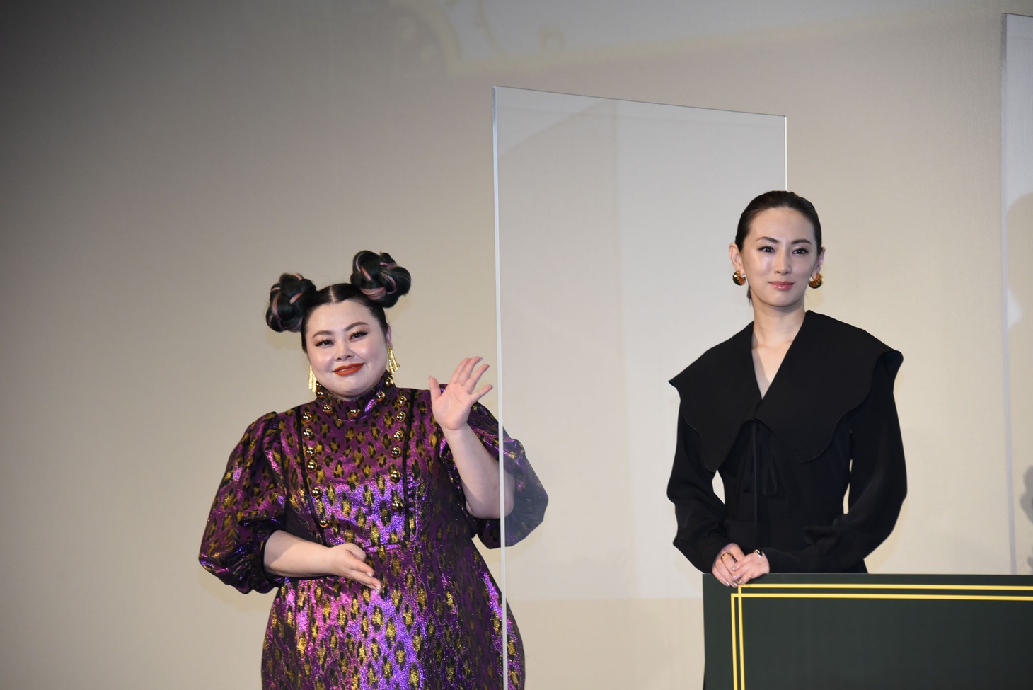 左から渡辺直美、北川景子。