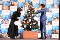 来年挑戦したいことを書いたフリップをクリスマスツリーに飾る清原果耶（左）、中川大志（右）。