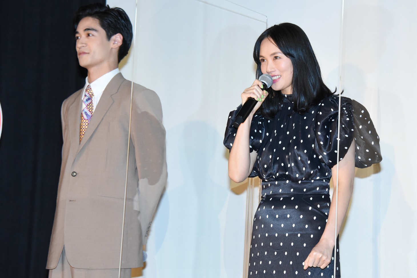 左から若林拓也、臼田あさ美。
