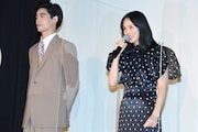 左から若林拓也、臼田あさ美。