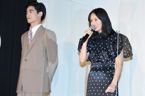 左から若林拓也、臼田あさ美。