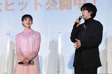 左からのん、林遣都。