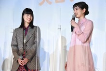 左から橋本愛、のん。