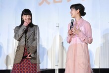 左から橋本愛、のん。