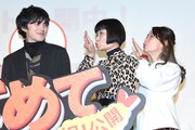 片桐はいり(中央)と大九明子(右)の変顔を見守る林遣都(左)。