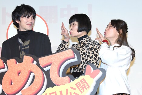 片桐はいり（中央）と大九明子（右）の変顔を見守る林遣都（左）。