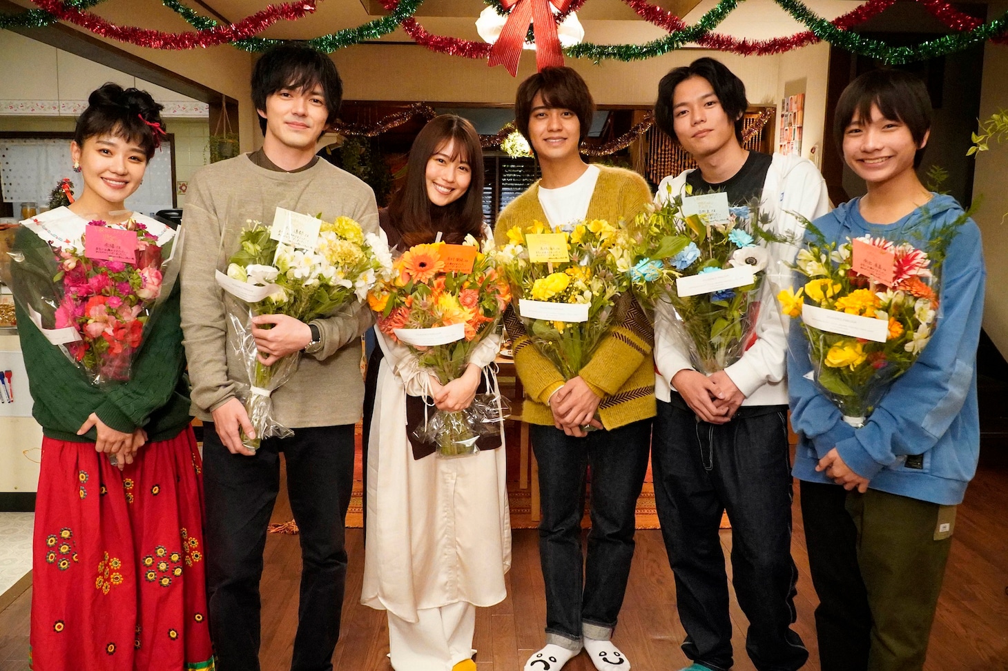 左から奈緒、林遣都、有村架純、高橋海人、日向亘、南出凌嘉。