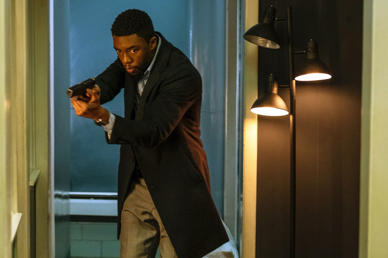 チャドウィック・ボーズマンが凶悪事件追う、最後の主演作「21ブリッジ」場面写真