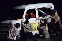 ゾンビに囲まれる磯村勇斗（中央）