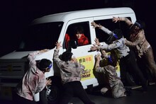 ゾンビに囲まれる磯村勇斗（中央）