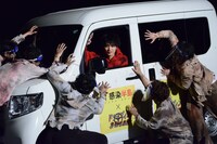 ゾンビに囲まれる磯村勇斗（中央）。