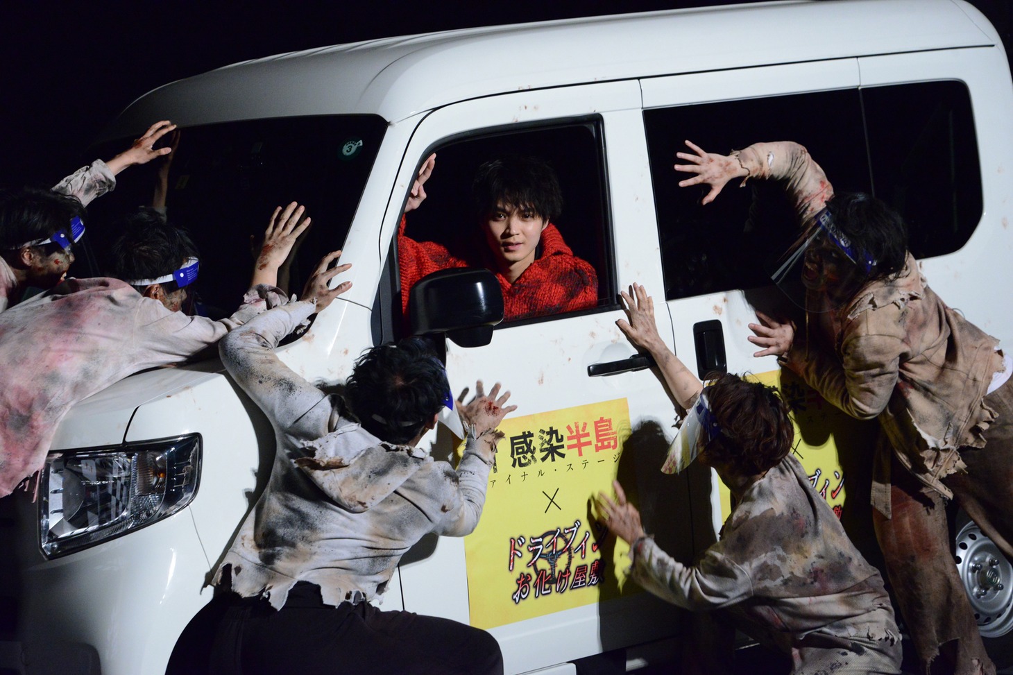 ゾンビに囲まれる磯村勇斗（中央）。