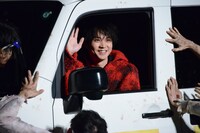 ゾンビに囲まれているが、笑顔で手を振る磯村勇斗（中央）。