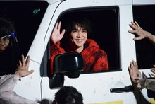 ゾンビに囲まれているが、笑顔で手を振る磯村勇斗（中央）。