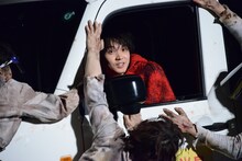 ゾンビに囲まれる磯村勇斗（中央）。