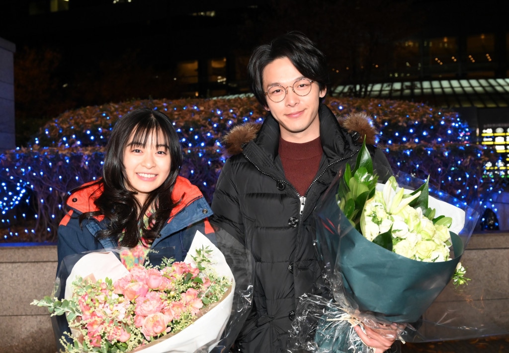 左から森七菜、中村倫也。
