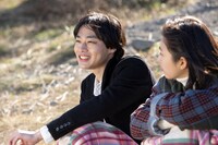 「シチュエーション ラヴ」より、レイ役の平井亜門（左）。（撮影：伊原正浩）