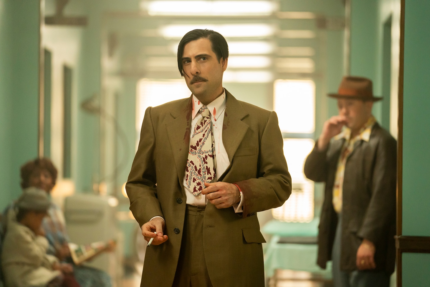 「FARGO／ファーゴ：カンザスシティ」より、ジェイソン・シュワルツマン演じるジョスト・ファッダ。