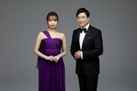 左から宇垣美里、ジョン・カビラ。