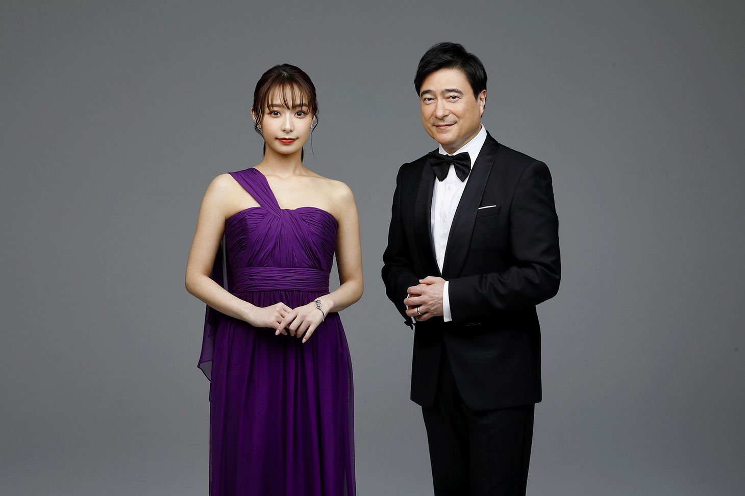 左から宇垣美里、ジョン・カビラ。