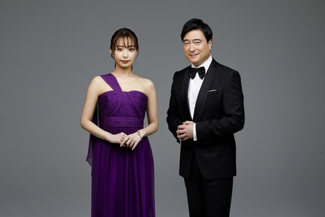 左から宇垣美里、ジョン・カビラ。