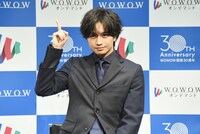 スクリーンに映し出された自身の出演番組をアピールする中島健人。