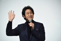 観客に手を振る大泉洋。