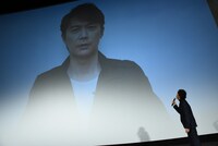 福山雅治のメッセージVTR上映の様子。