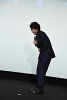 自分の発言にお腹を抱えて笑う大泉洋。