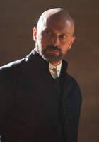 「ダーク・マテリアルズ／ライラと黄金の羅針盤II」より、ウィル・キーン演じるマクフェイル院長。