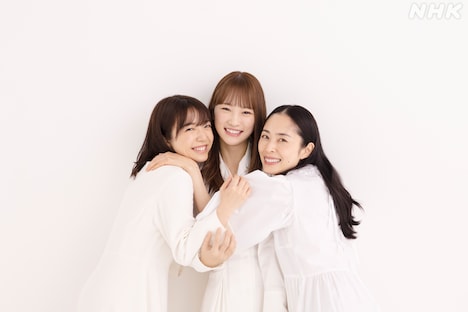 左から上白石萌音、川栄李奈、深津絵里。