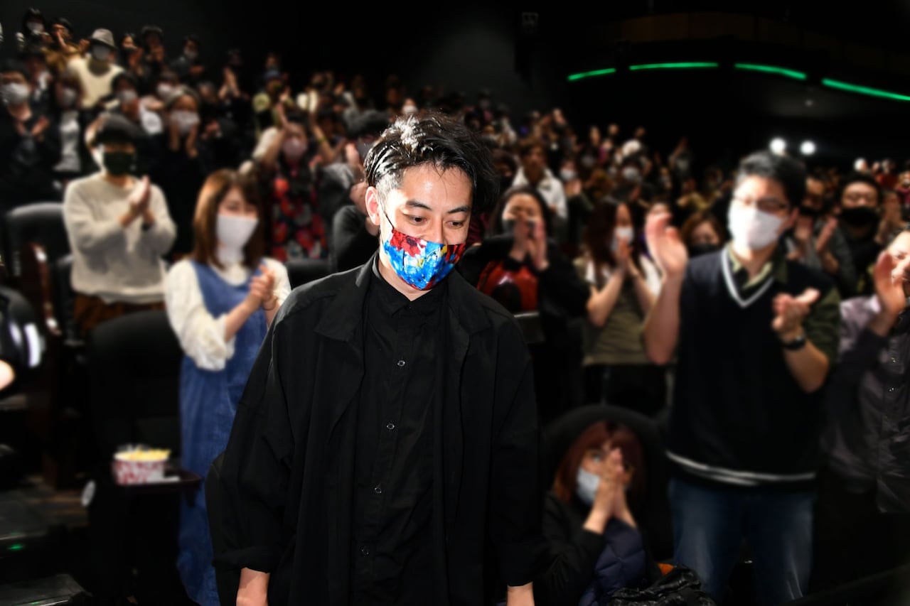 スタンディングオベーションを受ける西野亮廣。