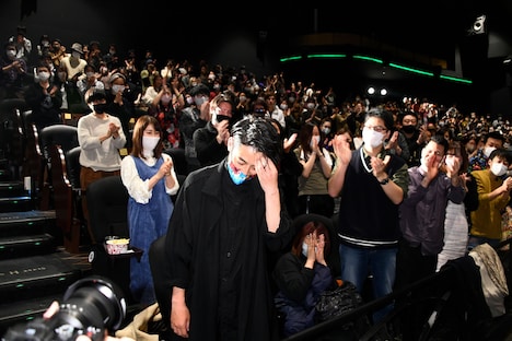 スタンディングオベーションを受ける西野亮廣。