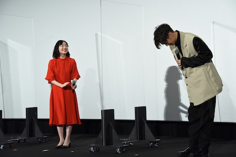 芦田愛菜（左）に頭を下げる窪田正孝（右）。