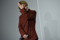 自分への褒め言葉を聞きながら汗を拭く大平祥生。