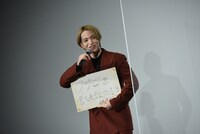 2021年にチャレンジしたいことは「ワサビを食べれるようになる」と答える大平祥生。