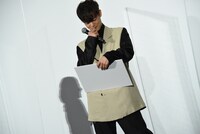 プレッシャーを受けながらフリップを見せようとする窪田正孝。