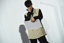 プレッシャーを受けながらフリップを見せようとする窪田正孝。