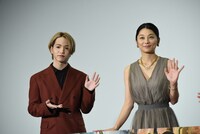 左から大平祥生、小池栄子。