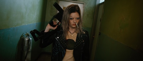 「ガンズ・アキンボ」新場面写真