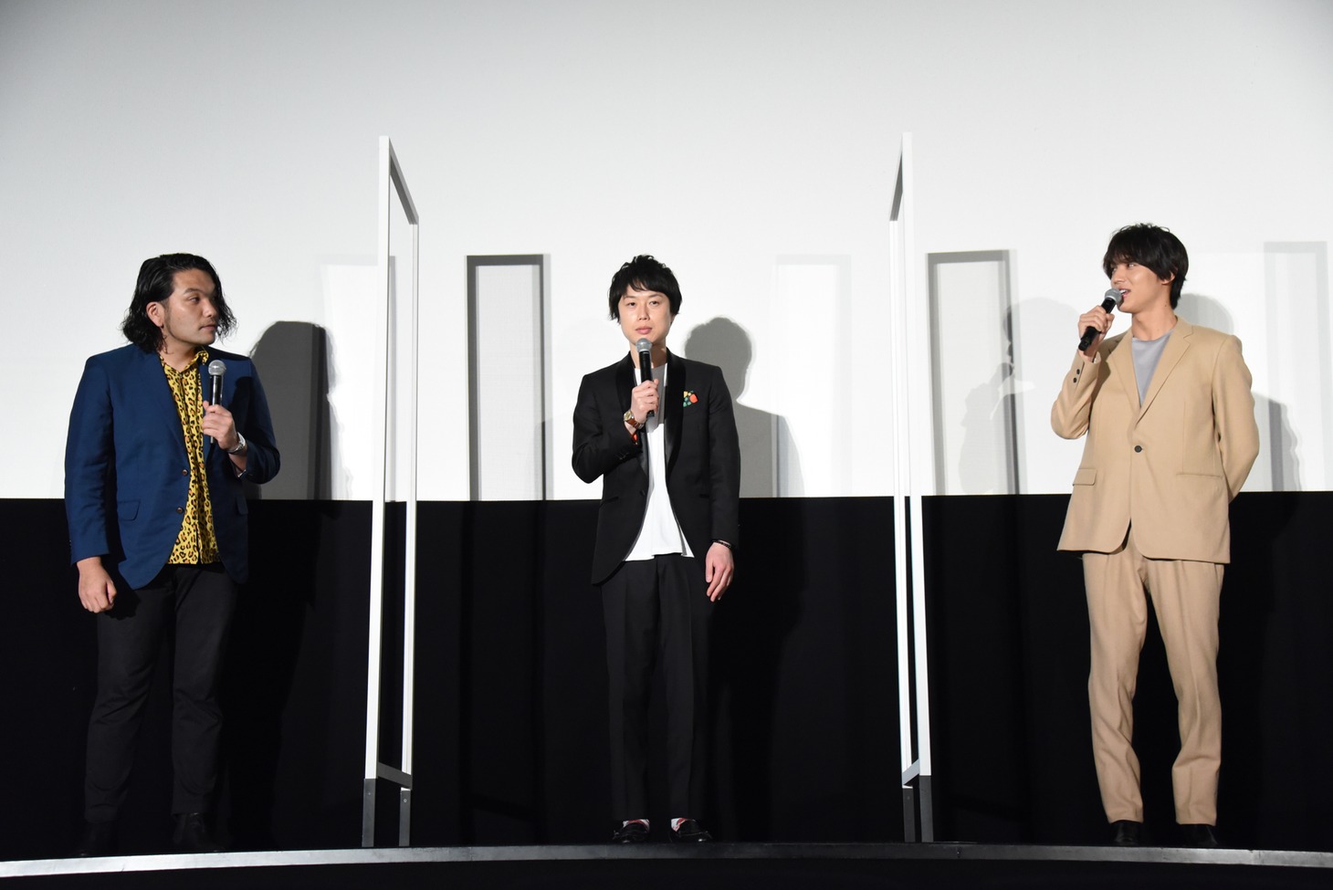 左から盛山晋太郎（見取り図）、リリー（見取り図）、中川大志。