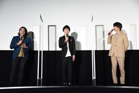 左から盛山晋太郎、リリー、中川大志。