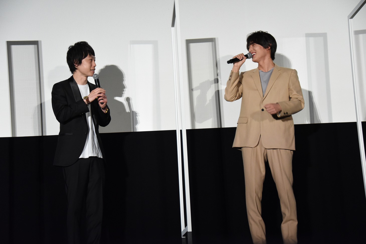左からリリー（見取り図）、中川大志。