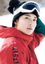 「高橋文哉 ファースト写真集『架け橋』」より。